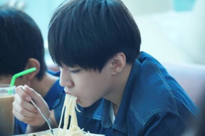 娱乐吃瓜酱王俊凯,从偶像到实力派，娱乐圈的“吃瓜”焦点